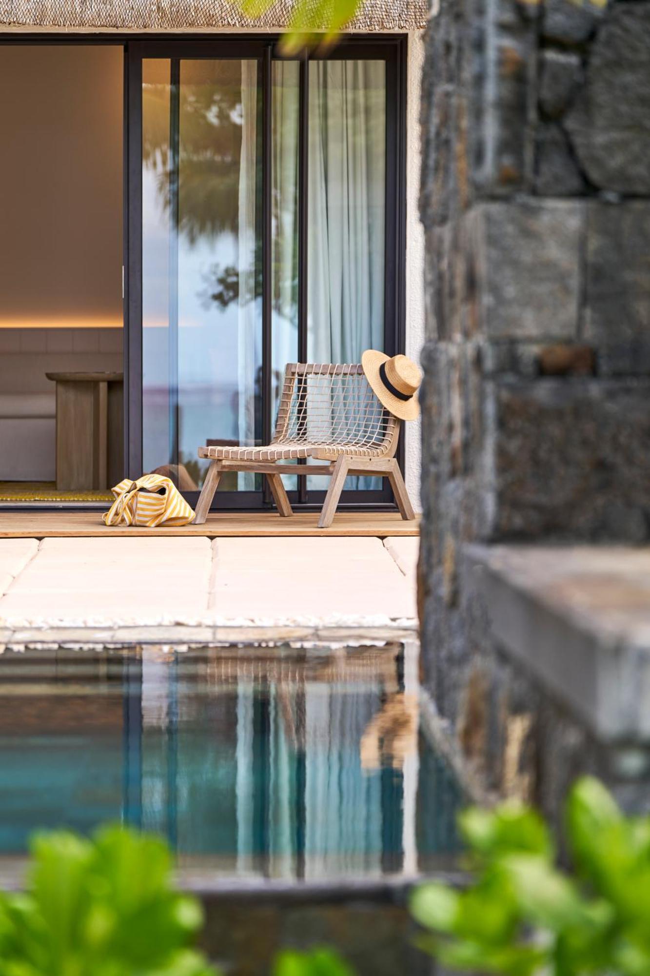 Lux* Belle Mare Resort & Villas Экстерьер фото The hotel's pool