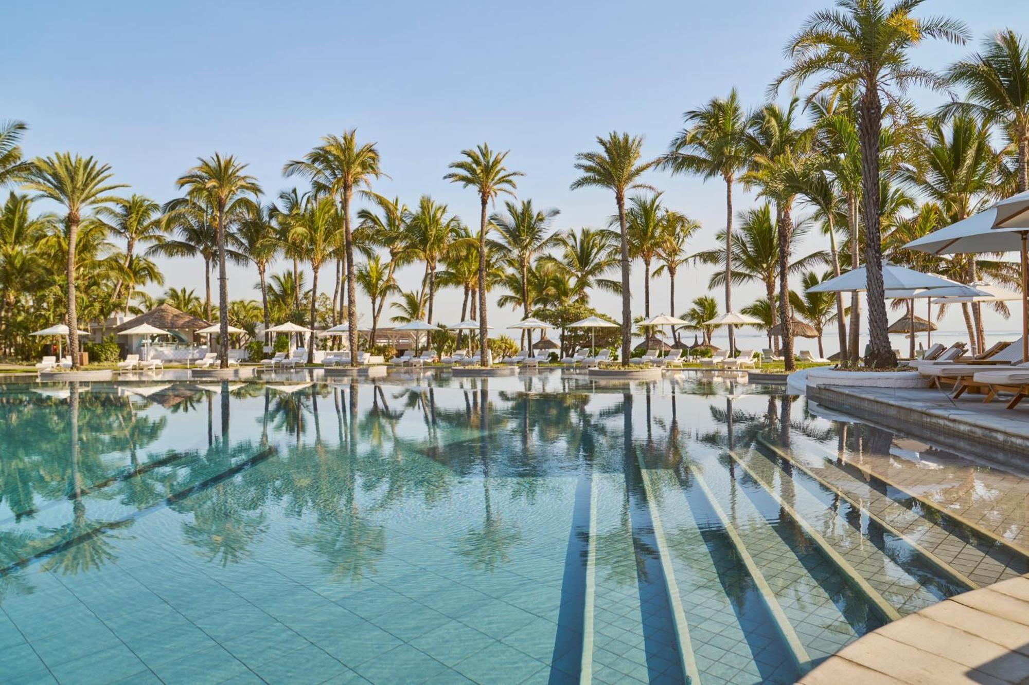 Lux* Belle Mare Resort & Villas Экстерьер фото The swimming pool at the resort