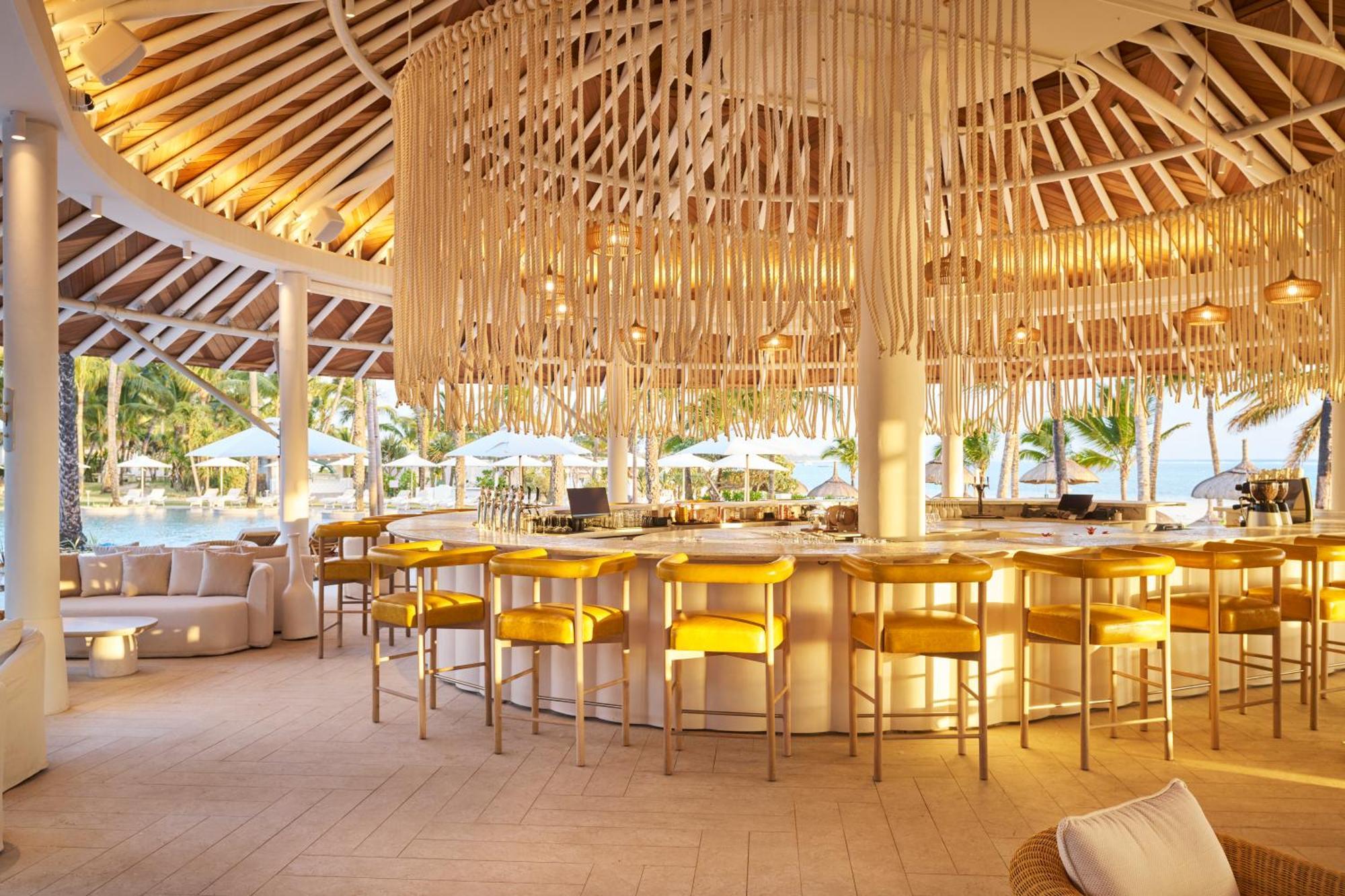 Lux* Belle Mare Resort & Villas Экстерьер фото The bar at the Beach Club
