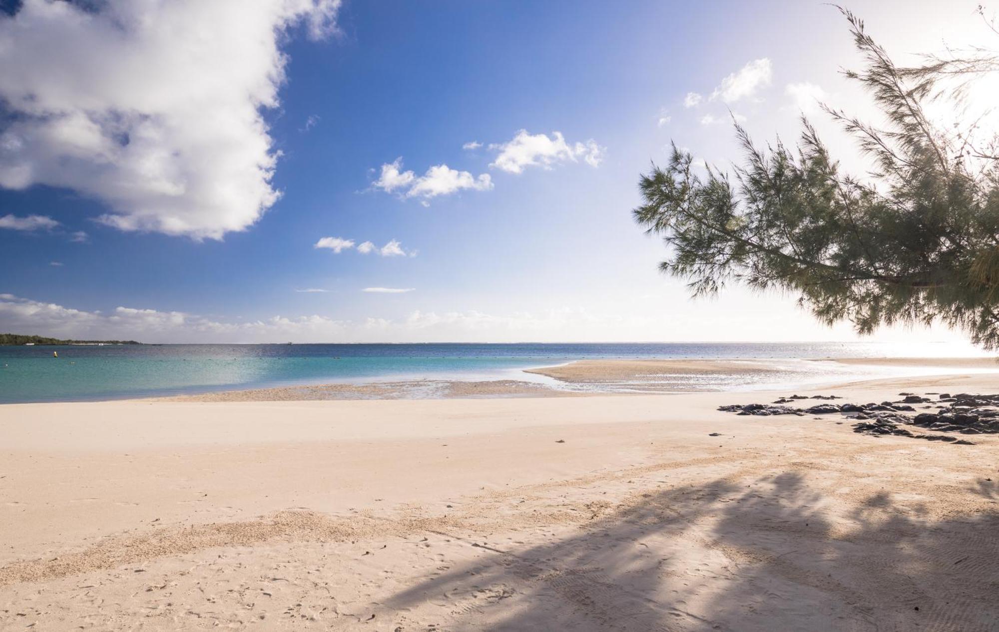 Lux* Belle Mare Resort & Villas Экстерьер фото Beach at the island of Providência